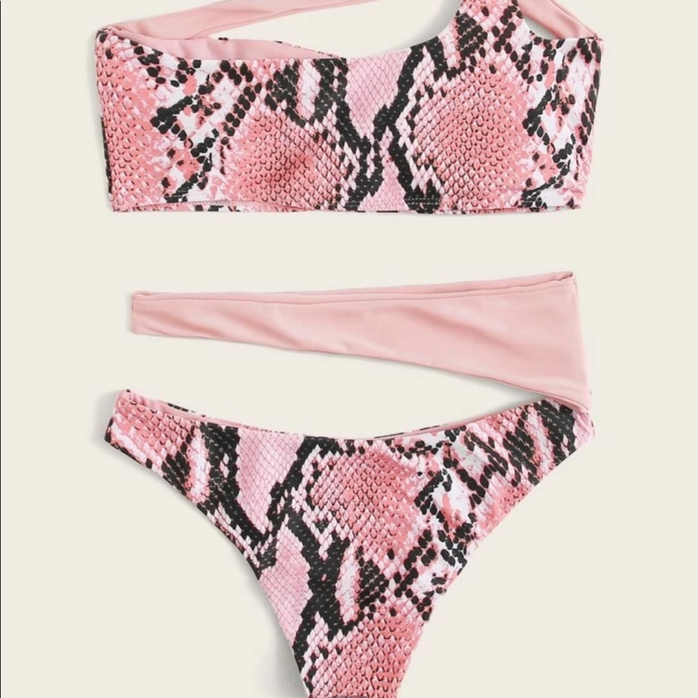 Bikini - Picture 2 of 8